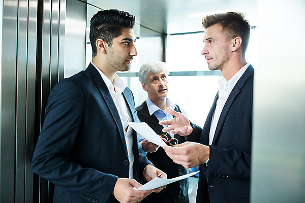 포토 JPG 서양인 외국인 응시 남자 중년 50대 비즈니스 실내 대화 서기 들기 사람 손짓 상반신 20대 성인 앞모습 옆모습 세명 30대 비즈니스라이프 마주보기 업무 비즈니스맨 동료 문서 남자만 국내포토 라이프스타일 시선 뷰포인트 관계 모션 말하기 인종 청년 내부 장년 작업 직장인 파일형식