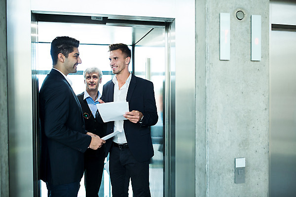 포토 JPG 서양인 외국인 응시 남자 중년 50대 비즈니스 실내 대화 서기 미소 들기 사람 상반신 20대 성인 앞모습 옆모습 세명 30대 비즈니스라이프 마주보기 업무 비즈니스맨 동료 문서 남자만 국내포토 라이프스타일 시선 뷰포인트 관계 모션 표정 말하기 인종 청년 내부 장년 작업 직장인 파일형식