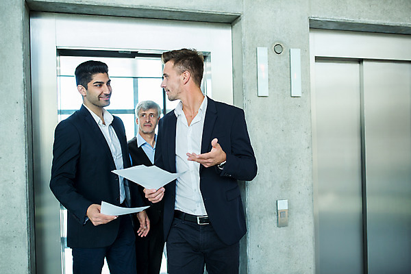 포토 JPG 서양인 외국인 응시 남자 중년 50대 비즈니스 실내 대화 서기 미소 들기 사람 손짓 상반신 20대 성인 앞모습 옆모습 세명 30대 비즈니스라이프 마주보기 업무 비즈니스맨 동료 문서 남자만 국내포토 라이프스타일 시선 뷰포인트 관계 모션 표정 말하기 인종 청년 내부 장년 작업 직장인 파일형식