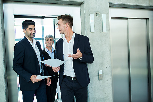 포토 JPG 서양인 외국인 응시 남자 중년 50대 비즈니스 실내 대화 서기 미소 들기 사람 손짓 상반신 20대 성인 앞모습 옆모습 세명 30대 비즈니스라이프 마주보기 업무 비즈니스맨 동료 문서 남자만 국내포토 라이프스타일 시선 뷰포인트 관계 모션 표정 말하기 인종 청년 내부 장년 작업 직장인 파일형식