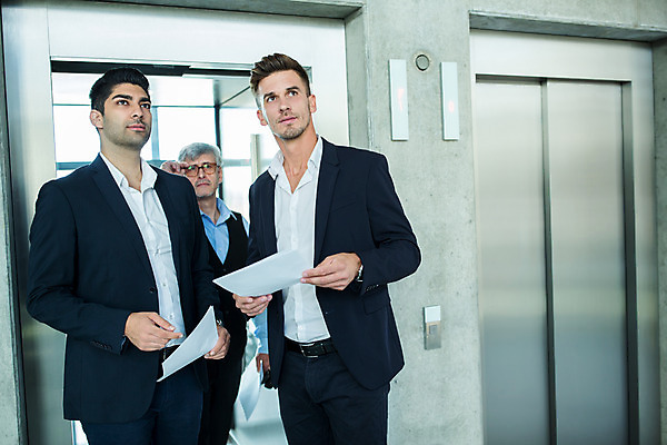 포토 JPG 서양인 외국인 응시 남자 중년 50대 비즈니스 실내 서기 들기 사람 상반신 20대 성인 앞모습 옆모습 세명 30대 비즈니스라이프 업무 비즈니스맨 동료 문서 남자만 국내포토 라이프스타일 시선 뷰포인트 관계 모션 인종 청년 내부 장년 작업 직장인 파일형식