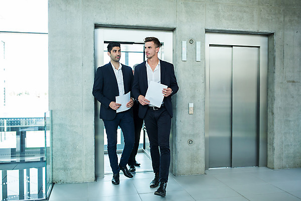 포토 JPG 전신 서양인 외국인 응시 남자 중년 50대 비즈니스 실내 서기 들기 사람 20대 성인 앞모습 세명 30대 비즈니스라이프 업무 비즈니스맨 동료 문서 남자만 국내포토 라이프스타일 시선 뷰포인트 관계 모션 인종 청년 내부 장년 작업 직장인 파일형식