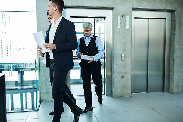 포토 JPG 전신 서양인 외국인 응시 남자 중년 50대 비즈니스 실내 들기 사람 20대 성인 앞모습 옆모습 세명 30대 비즈니스라이프 걷기 업무 비즈니스맨 동료 문서 남자만 국내포토 라이프스타일 시선 뷰포인트 관계 모션 인종 청년 내부 장년 작업 직장인 파일형식