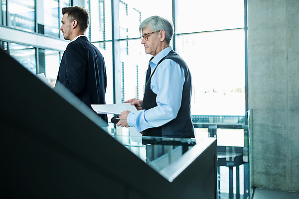 포토 JPG 서양인 외국인 응시 남자 안경 중년 50대 비즈니스 실내 들기 사람 성인 두명 옆모습 30대 비즈니스라이프 걷기 업무 비즈니스맨 동료 문서 남자만 국내포토 라이프스타일 시선 잡화 뷰포인트 관계 모션 인종 내부 장년 작업 직장인 파일형식