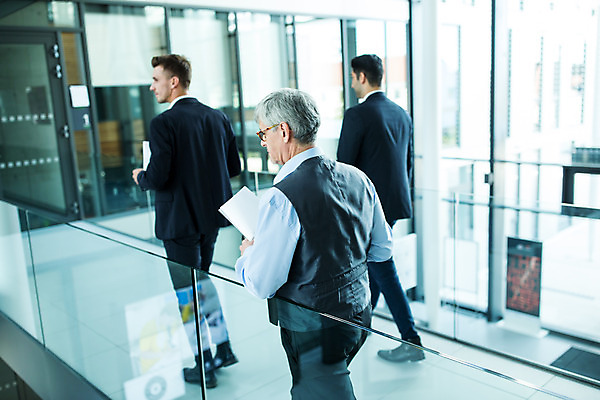 포토 JPG 전신 서양인 외국인 응시 남자 안경 중년 50대 비즈니스 실내 들기 사람 상반신 20대 성인 옆모습 뒷모습 세명 30대 비즈니스라이프 걷기 업무 비즈니스맨 동료 문서 남자만 국내포토 라이프스타일 시선 잡화 뷰포인트 관계 모션 인종 청년 내부 장년 작업 직장인 파일형식