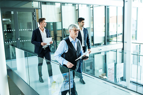 포토 JPG 전신 서양인 외국인 응시 남자 안경 중년 50대 비즈니스 실내 들기 사람 상반신 20대 성인 앞모습 옆모습 세명 30대 비즈니스라이프 걷기 업무 비즈니스맨 동료 문서 남자만 국내포토 라이프스타일 시선 잡화 뷰포인트 관계 모션 인종 청년 내부 장년 작업 직장인 파일형식