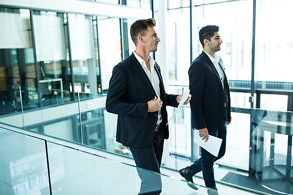 포토 JPG 전신 서양인 외국인 응시 남자 비즈니스 실내 들기 사람 20대 성인 두명 옆모습 30대 비즈니스라이프 걷기 업무 비즈니스맨 동료 문서 성인남자만 국내포토 라이프스타일 시선 뷰포인트 관계 모션 인종 청년 내부 장년 작업 직장인 남자만 성인만 파일형식