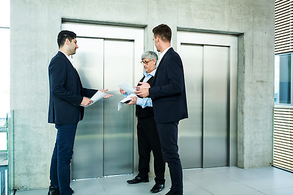 포토 JPG 전신 서양인 외국인 응시 남자 안경 중년 50대 비즈니스 실내 대화 서기 들기 사람 손짓 20대 성인 옆모습 세명 30대 비즈니스라이프 업무 비즈니스맨 동료 문서 남자만 국내포토 라이프스타일 시선 잡화 뷰포인트 관계 모션 말하기 인종 청년 내부 장년 작업 직장인 파일형식