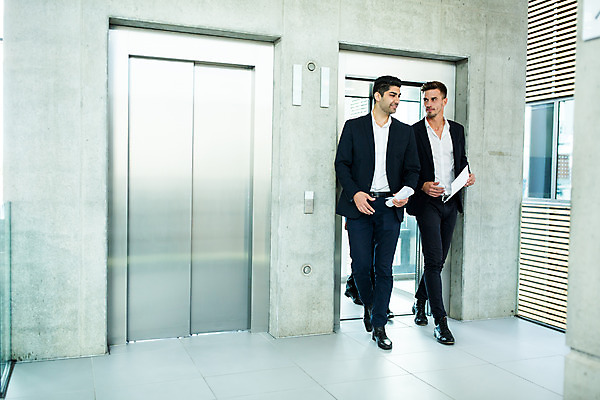 포토 JPG 전신 서양인 외국인 응시 남자 비즈니스 실내 대화 미소 들기 사람 20대 성인 두명 앞모습 30대 비즈니스라이프 마주보기 걷기 업무 비즈니스맨 동료 문서 성인남자만 국내포토 라이프스타일 시선 뷰포인트 관계 모션 표정 말하기 인종 청년 내부 장년 작업 직장인 남자만 성인만 파일형식