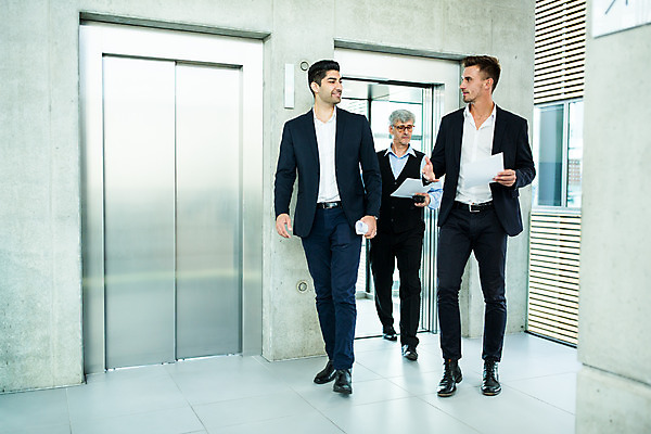 포토 JPG 전신 서양인 외국인 응시 남자 중년 50대 비즈니스 실내 대화 미소 들기 사람 20대 성인 앞모습 세명 30대 비즈니스라이프 마주보기 걷기 업무 비즈니스맨 동료 문서 남자만 국내포토 라이프스타일 시선 뷰포인트 관계 모션 표정 말하기 인종 청년 내부 장년 작업 직장인 파일형식