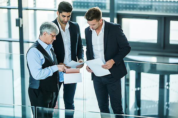 포토 JPG 서양인 외국인 응시 남자 중년 50대 비즈니스 실내 서기 들기 사람 상반신 20대 성인 앞모습 옆모습 세명 30대 비즈니스라이프 자료 업무 비즈니스맨 동료 문서 남자만 국내포토 라이프스타일 시선 뷰포인트 관계 모션 인종 청년 내부 장년 작업 직장인 파일형식