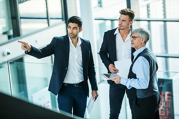 포토 JPG 서양인 외국인 응시 남자 중년 50대 비즈니스 실내 서기 들기 사람 손짓 상반신 20대 성인 앞모습 옆모습 세명 30대 비즈니스라이프 태블릿 가리킴 업무 비즈니스맨 동료 문서 남자만 국내포토 라이프스타일 시선 뷰포인트 관계 모션 인종 청년 내부 장년 전자제품 스마트기기 작업 직장인 파일형식