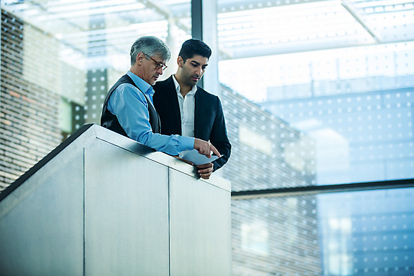 포토 JPG 서양인 외국인 응시 남자 중년 50대 비즈니스 실내 서기 사람 손짓 상반신 20대 성인 두명 옆모습 비즈니스라이프 태블릿 가리킴 업무 비즈니스맨 동료 남자만 국내포토 라이프스타일 시선 뷰포인트 관계 모션 인종 청년 내부 전자제품 스마트기기 작업 직장인 파일형식