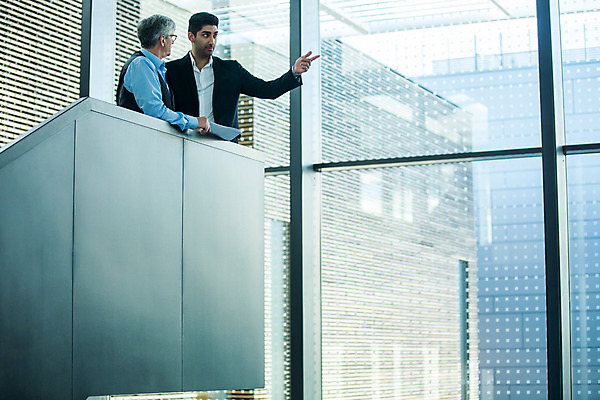 포토 JPG 서양인 외국인 응시 남자 중년 50대 비즈니스 실내 서기 사람 손짓 상반신 20대 성인 두명 옆모습 비즈니스라이프 가리킴 업무 비즈니스맨 동료 남자만 국내포토 라이프스타일 시선 뷰포인트 관계 모션 인종 청년 내부 작업 직장인 파일형식