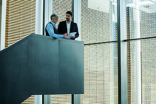 포토 JPG 서양인 외국인 응시 남자 중년 50대 비즈니스 실내 대화 서기 들기 사람 손짓 상반신 20대 성인 두명 옆모습 비즈니스라이프 자료 업무 비즈니스맨 동료 문서 남자만 국내포토 라이프스타일 시선 뷰포인트 관계 모션 말하기 인종 청년 내부 작업 직장인 파일형식