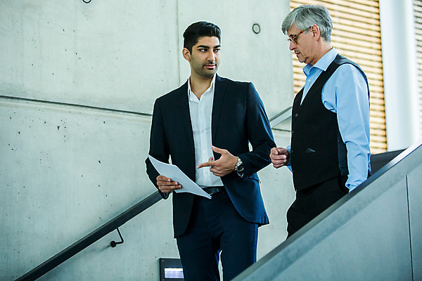 포토 JPG 서양인 외국인 응시 남자 중년 50대 비즈니스 실내 서기 들기 사람 손짓 상반신 20대 성인 두명 옆모습 비즈니스라이프 자료 가리킴 업무 비즈니스맨 동료 문서 남자만 국내포토 라이프스타일 시선 뷰포인트 관계 모션 인종 청년 내부 작업 직장인 파일형식