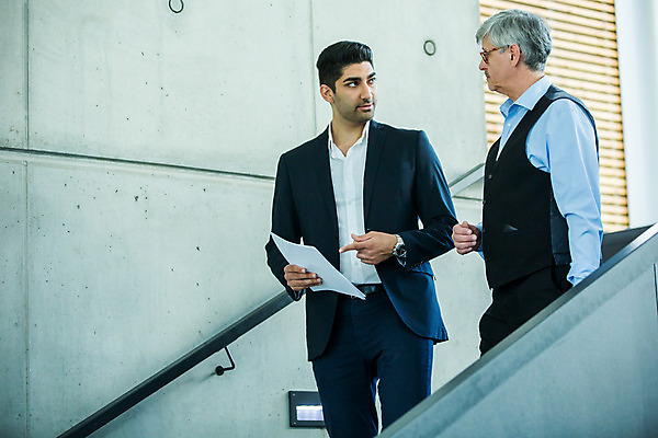 포토 JPG 서양인 외국인 응시 남자 중년 50대 비즈니스 실내 서기 사람 손짓 상반신 20대 성인 두명 옆모습 비즈니스라이프 자료 가리킴 업무 비즈니스맨 동료 문서 남자만 국내포토 라이프스타일 시선 뷰포인트 관계 모션 인종 청년 내부 작업 직장인 파일형식