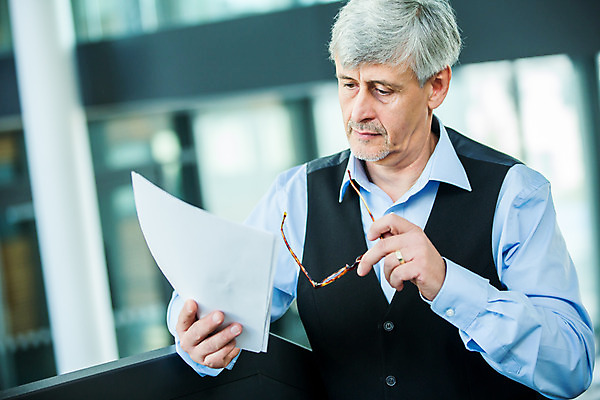 포토 JPG 서양인 외국인 응시 남자 안경 중년 50대 비즈니스 실내 한명 서기 들기 사람 상반신 앞모습 비즈니스라이프 업무 비즈니스맨 동료 문서 중년남자한명만 국내포토 1 라이프스타일 시선 잡화 뷰포인트 관계 모션 인종 성인 내부 작업 직장인 남자한명만 중년남자만 파일형식