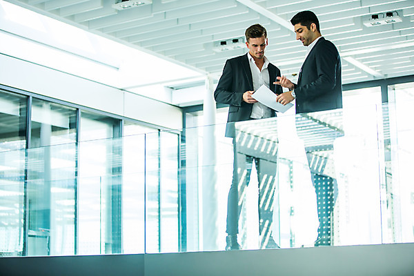 포토 JPG 전신 서양인 외국인 응시 남자 비즈니스 실내 대화 서기 미소 사람 손짓 20대 성인 두명 옆모습 30대 비즈니스라이프 업무 비즈니스맨 동료 성인남자만 국내포토 라이프스타일 시선 뷰포인트 관계 모션 표정 말하기 인종 청년 내부 장년 작업 직장인 남자만 성인만 파일형식