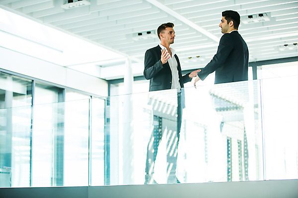 포토 JPG 전신 서양인 외국인 응시 남자 비즈니스 실내 대화 서기 사람 손짓 20대 성인 두명 옆모습 30대 비즈니스라이프 마주보기 업무 비즈니스맨 동료 성인남자만 국내포토 라이프스타일 시선 뷰포인트 관계 모션 말하기 인종 청년 내부 장년 작업 직장인 남자만 성인만 파일형식