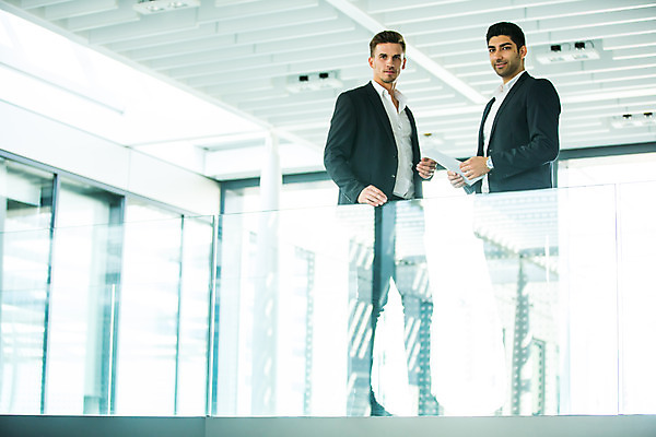 포토 JPG 전신 서양인 외국인 응시 남자 비즈니스 실내 서기 미소 들기 사람 손짓 20대 성인 두명 옆모습 30대 비즈니스라이프 업무 비즈니스맨 동료 문서 남자만 국내포토 라이프스타일 시선 뷰포인트 관계 모션 표정 인종 청년 내부 장년 작업 직장인 파일형식