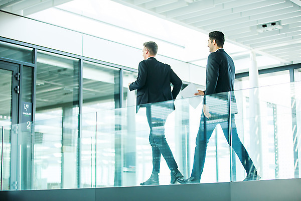 포토 JPG 전신 서양인 외국인 응시 남자 비즈니스 실내 서기 사람 20대 성인 두명 옆모습 뒷모습 30대 비즈니스라이프 걷기 업무 비즈니스맨 동료 성인남자만 국내포토 라이프스타일 시선 뷰포인트 관계 모션 인종 청년 내부 장년 작업 직장인 남자만 성인만 파일형식