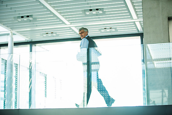 포토 JPG 전신 서양인 외국인 응시 남자 안경 중년 50대 비즈니스 실내 한명 서기 사람 옆모습 비즈니스라이프 걷기 업무 비즈니스맨 동료 중년남자한명만 국내포토 1 라이프스타일 시선 잡화 뷰포인트 관계 모션 인종 성인 내부 작업 직장인 남자한명만 중년남자만 파일형식