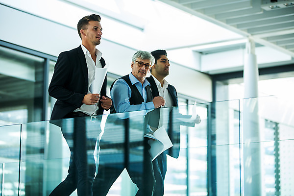 포토 JPG 서양인 외국인 응시 남자 안경 중년 50대 비즈니스 실내 사람 상반신 20대 성인 옆모습 세명 30대 비즈니스라이프 달리기 업무 비즈니스맨 동료 남자만 국내포토 라이프스타일 시선 잡화 뷰포인트 관계 모션 인종 청년 내부 장년 작업 직장인 파일형식