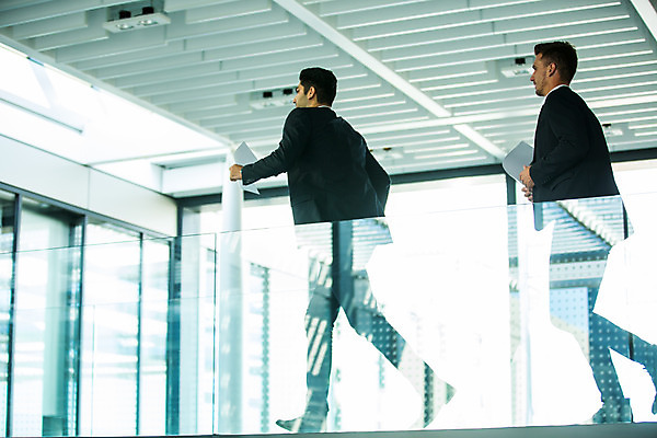 포토 JPG 전신 서양인 외국인 응시 남자 비즈니스 실내 사람 20대 성인 두명 옆모습 뒷모습 30대 비즈니스라이프 달리기 업무 비즈니스맨 동료 성인남자만 국내포토 라이프스타일 시선 뷰포인트 관계 모션 인종 청년 내부 장년 작업 직장인 남자만 성인만 파일형식