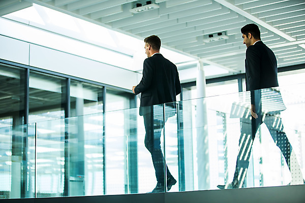 포토 JPG 전신 서양인 외국인 응시 남자 비즈니스 실내 사람 20대 성인 두명 옆모습 뒷모습 30대 비즈니스라이프 달리기 걷기 업무 비즈니스맨 동료 성인남자만 국내포토 라이프스타일 시선 뷰포인트 관계 모션 인종 청년 내부 장년 작업 직장인 남자만 성인만 파일형식