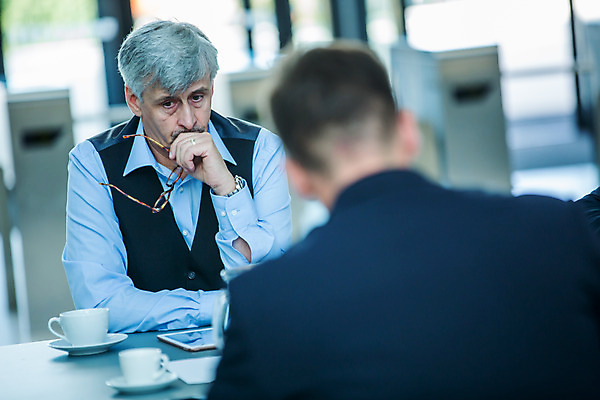 포토 JPG 서양인 외국인 응시 남자 안경 커피 중년 50대 비즈니스 실내 들기 사람 앉기 상반신 성인 두명 앞모습 뒷모습 30대 비즈니스라이프 업무 비즈니스맨 동료 남자만 국내포토 라이프스타일 시선 잡화 음료 뷰포인트 관계 모션 인종 내부 장년 작업 직장인 파일형식