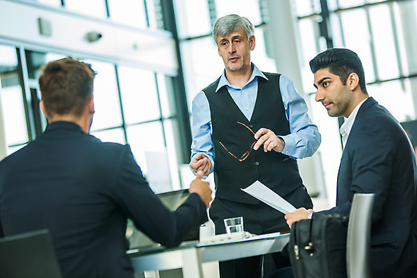 포토 JPG 서양인 외국인 응시 남자 안경 중년 50대 비즈니스 회의 실내 서기 들기 사람 앉기 상반신 20대 성인 앞모습 옆모습 뒷모습 세명 30대 비즈니스라이프 업무 비즈니스맨 동료 남자만 국내포토 라이프스타일 시선 잡화 뷰포인트 관계 모션 인종 청년 내부 장년 작업 직장인 파일형식
