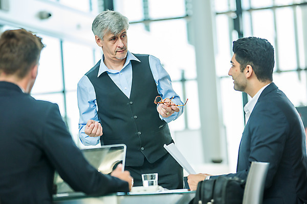 포토 JPG 서양인 외국인 응시 남자 안경 중년 50대 비즈니스 회의 실내 서기 들기 사람 앉기 손짓 상반신 20대 성인 앞모습 옆모습 뒷모습 세명 30대 비즈니스라이프 업무 비즈니스맨 동료 남자만 국내포토 라이프스타일 시선 잡화 뷰포인트 관계 모션 인종 청년 내부 장년 작업 직장인 파일형식