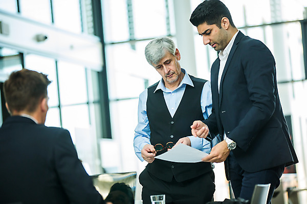 포토 JPG 서양인 외국인 응시 남자 안경 중년 50대 비즈니스 실내 서기 들기 사람 앉기 손짓 상반신 20대 성인 앞모습 옆모습 뒷모습 세명 30대 비즈니스라이프 업무 비즈니스맨 동료 남자만 국내포토 라이프스타일 시선 잡화 뷰포인트 관계 모션 인종 청년 내부 장년 작업 직장인 파일형식