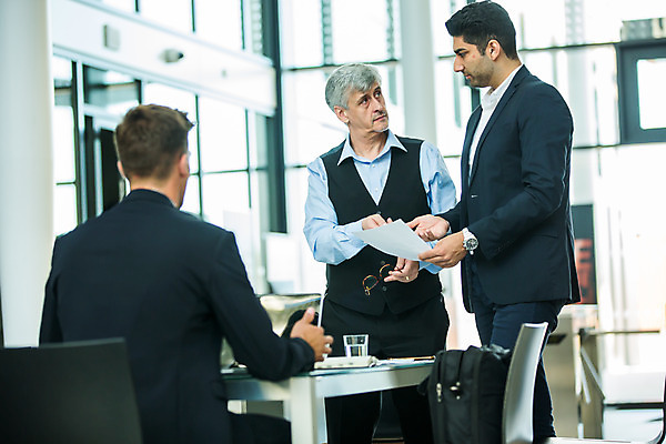 포토 JPG 서양인 외국인 응시 남자 안경 중년 50대 비즈니스 실내 서기 들기 사람 앉기 손짓 상반신 20대 성인 앞모습 옆모습 뒷모습 세명 30대 비즈니스라이프 업무 비즈니스맨 동료 문서 남자만 국내포토 라이프스타일 시선 잡화 뷰포인트 관계 모션 인종 청년 내부 장년 작업 직장인 파일형식