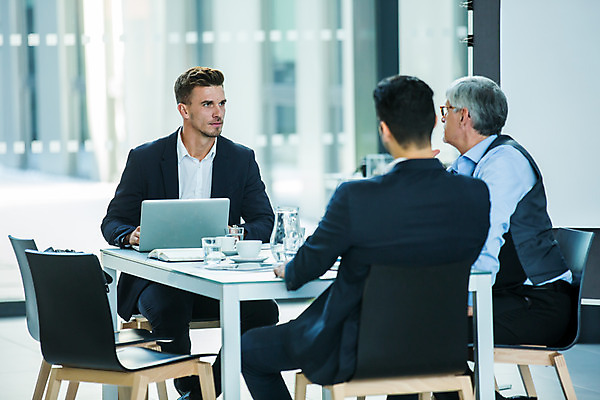 포토 JPG 서양인 외국인 응시 남자 안경 중년 50대 비즈니스 실내 들기 사람 앉기 상반신 20대 성인 앞모습 옆모습 뒷모습 세명 30대 비즈니스라이프 노트북 업무 비즈니스맨 동료 남자만 국내포토 라이프스타일 시선 잡화 뷰포인트 관계 모션 인종 청년 내부 장년 전자제품 작업 직장인 파일형식