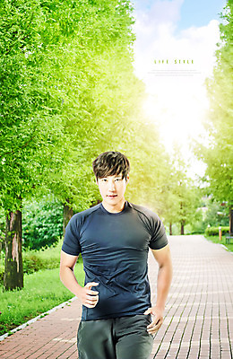 PSD 편집이미지 라이프스타일 공원 남자 한명 사람 상반신 20대 성인 앞모습 초록색 운동복 달리기 조깅 한국인 성인남자한명만 이미지편집 1 옷 공공시설 뷰포인트 컬러 모션 동양인 청년 생활 운동 남자한명만 성인남자만 파일형식