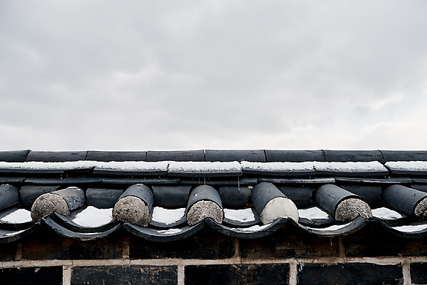 포토 JPG 주간 전통 문화 설경 겨울 풍경 사람없음 야외 검은색 세계문화유산 눈 성벽 수원 화성시 기와담장 겨울풍경 국내포토 자연요소 계절 컬러 날씨 기와 담장 문화재 경기도 파일형식