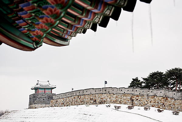 포토 JPG 주간 전통 문화 설경 겨울 풍경 사람없음 야외 세계문화유산 흰색 눈 수원 화성시 겨울풍경 수원화성 국내포토 자연요소 계절 컬러 한국건축 날씨 문화재 경기도 랜드마크 파일형식