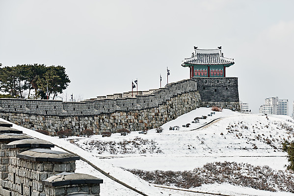 포토 JPG 주간 전통 문화 설경 겨울 풍경 사람없음 야외 세계문화유산 흰색 눈 수원 화성시 겨울풍경 수원화성 국내포토 자연요소 계절 컬러 한국건축 날씨 문화재 경기도 랜드마크 파일형식