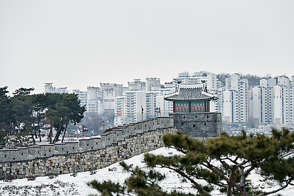 포토 JPG 주간 전통 문화 설경 겨울 풍경 사람없음 야외 세계문화유산 흰색 눈 수원 화성시 겨울풍경 수원화성 국내포토 자연요소 계절 컬러 한국건축 날씨 문화재 경기도 랜드마크 파일형식