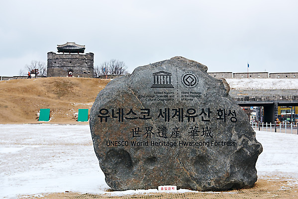 포토 JPG 주간 전통 문화 설경 겨울 풍경 사람없음 야외 세계문화유산 흰색 눈 수원 화성시 겨울풍경 수원화성 국내포토 자연요소 계절 컬러 한국건축 날씨 문화재 경기도 랜드마크 파일형식