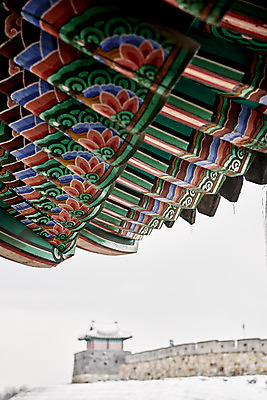 포토 JPG 주간 전통 문화 설경 겨울 풍경 근접촬영 사람없음 야외 세계문화유산 눈 처마 수원 화성시 겨울풍경 수원화성 국내포토 자연요소 계절 뷰포인트 한국건축 날씨 문화재 경기도 랜드마크 파일형식