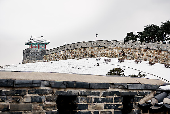 포토 JPG 주간 전통 문화 설경 겨울 풍경 사람없음 야외 세계문화유산 흰색 눈 수원 화성시 겨울풍경 수원화성 국내포토 자연요소 계절 컬러 한국건축 날씨 문화재 경기도 랜드마크 파일형식