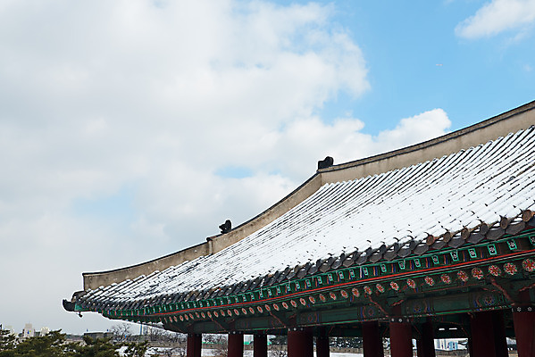 포토 JPG 주간 전통 문화 설경 겨울 지붕 풍경 사람없음 야외 파란색 세계문화유산 눈 수원 화성시 겨울풍경 수원화성 국내포토 자연요소 계절 컬러 한국건축 날씨 문화재 경기도 랜드마크 파일형식