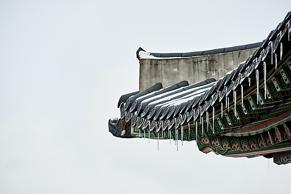 포토 JPG 주간 전통 문화 설경 겨울 풍경 사람없음 야외 세계문화유산 흰색 눈 고드름 수원 지붕처마 화성시 겨울풍경 국내포토 자연요소 계절 컬러 지붕 날씨 얼음 문화재 처마 경기도 파일형식