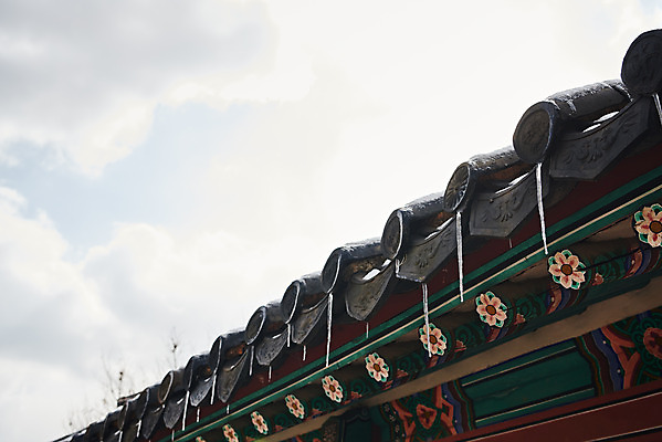 포토 JPG 주간 전통 문화 설경 겨울 풍경 사람없음 야외 세계문화유산 흰색 눈 처마 고드름 수원 화성시 겨울풍경 국내포토 자연요소 계절 컬러 날씨 얼음 문화재 경기도 파일형식