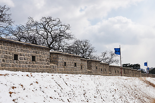 포토 JPG 주간 전통 문화 설경 겨울 풍경 사람없음 야외 세계문화유산 흰색 눈 수원 화성시 겨울풍경 수원화성 국내포토 자연요소 계절 컬러 한국건축 날씨 문화재 경기도 랜드마크 파일형식