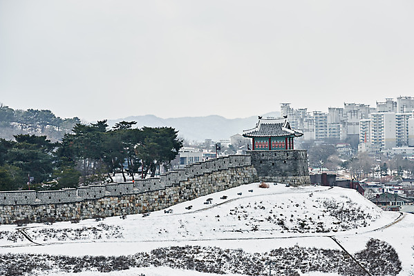 포토 JPG 주간 전통 문화 설경 겨울 풍경 사람없음 야외 세계문화유산 흰색 눈 수원 화성시 겨울풍경 수원화성 국내포토 자연요소 계절 컬러 한국건축 날씨 문화재 경기도 랜드마크 파일형식