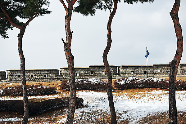 포토 JPG 주간 전통 문화 설경 겨울 풍경 사람없음 야외 세계문화유산 흰색 눈 소나무 수원 화성시 겨울풍경 수원화성 국내포토 자연요소 나무 계절 컬러 한국건축 날씨 문화재 경기도 랜드마크 파일형식